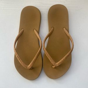 FLIP FLOPS